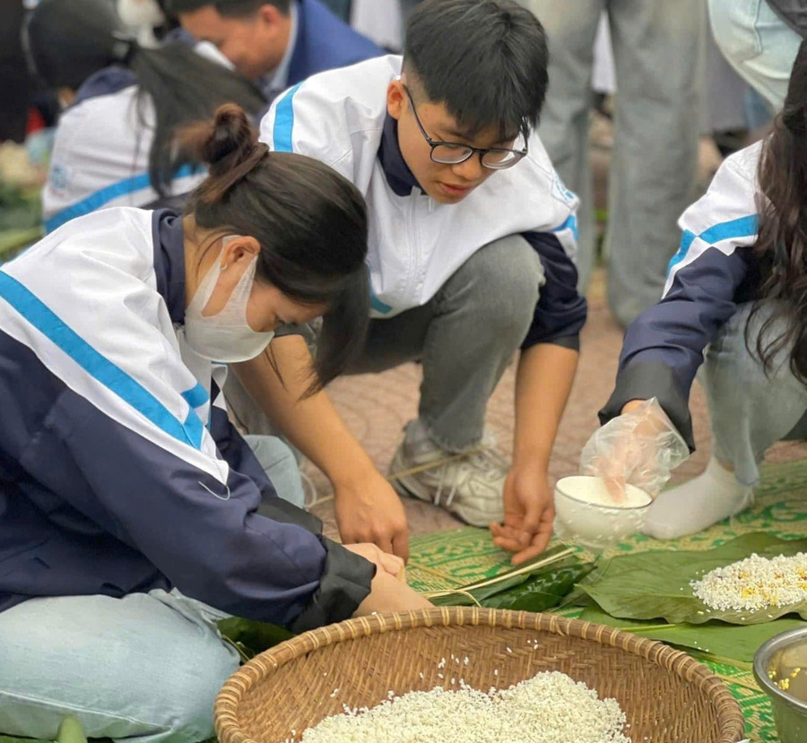 Học sinh Trường THPT Yên Dũng số 2 (Bắc Ninh) trải nghiệm “Tết sum vầy”. Ảnh: NTCC giao-duc-long-yeu-nuoc-trong-ky-nguyen-moi-3.jpg