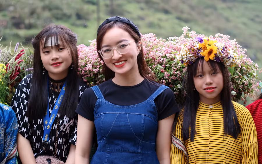 Hà My (giữa) cùng bạn và em nhỏ vùng cao.