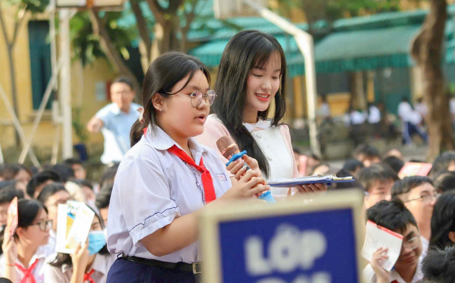 Học sinh Trường THCS Hồng Bàng (phường Chợ Lớn) đặt câu hỏi tại một buổi tư vấn tuyển sinh lớp 10. Ảnh: HK