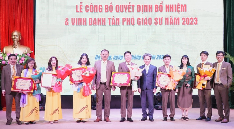 Trường Đại học Sư phạm, Đại học Đà Nẵng công bố các quyết định bổ nhiệm, vinh danh các PGS năm 2023. Ảnh: NTCC