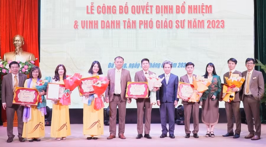 Trường Đại học Sư phạm, Đại học Đà Nẵng công bố các quyết định bổ nhiệm, vinh danh các PGS năm 2023. Ảnh: NTCC