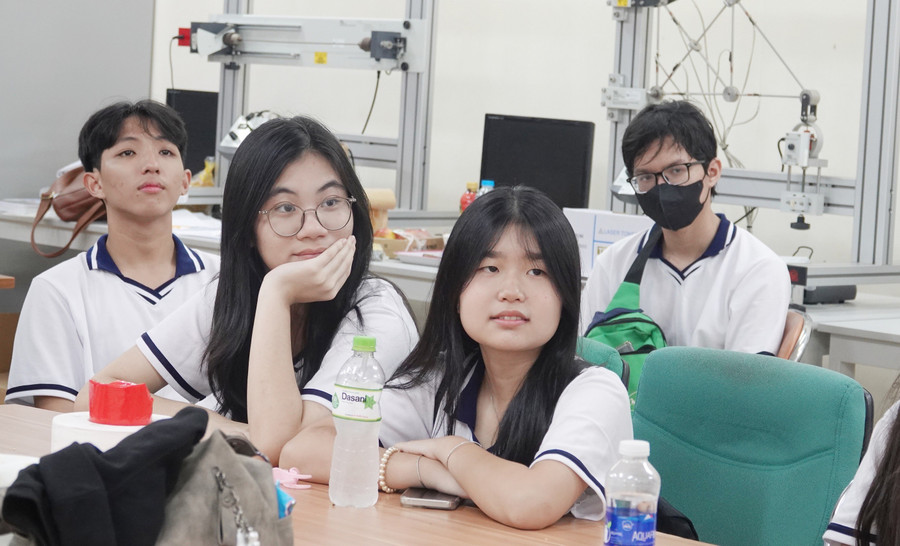 Học sinh trải nghiệm môi trường học tập ở bậc đại học tại Trường Đại học Quốc tế (Đại học Quốc gia TP Hồ Chí Minh). Ảnh: Lê Nam