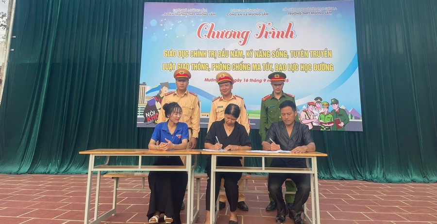 Ký cam kết giữa Đoàn trường, Trường THPT Mường Lầm và Công an Xã Mường Lầm trong Chương trình Giáo dục chính trị đầu năm học.