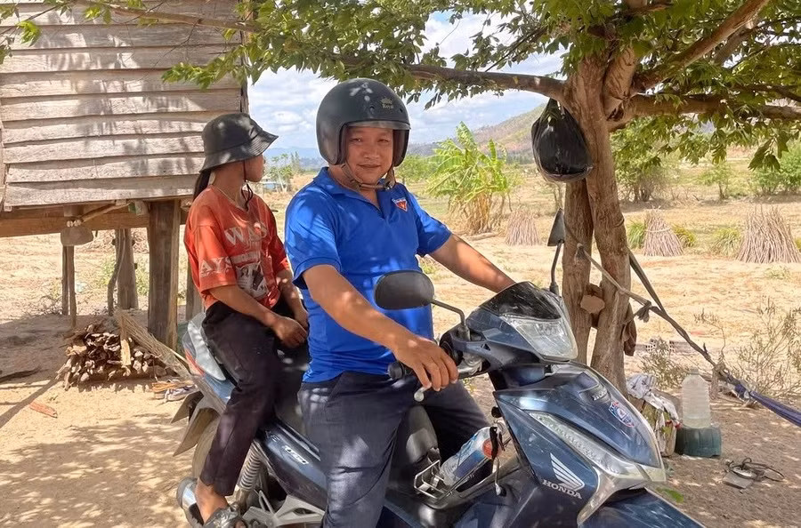 Thầy Tùng chăm lo đời sống, hỗ trợ học sinh khó khăn. Ảnh: Nguyễn Dung