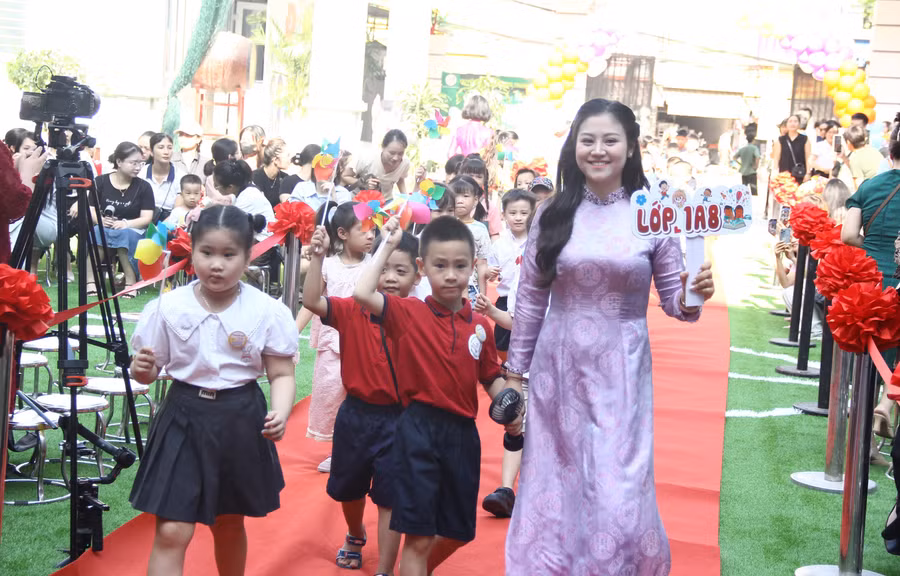 Cô, trò Trường Tiểu học Vĩnh Tuy (Vĩnh Hưng, Hà Nội). Ảnh: TG