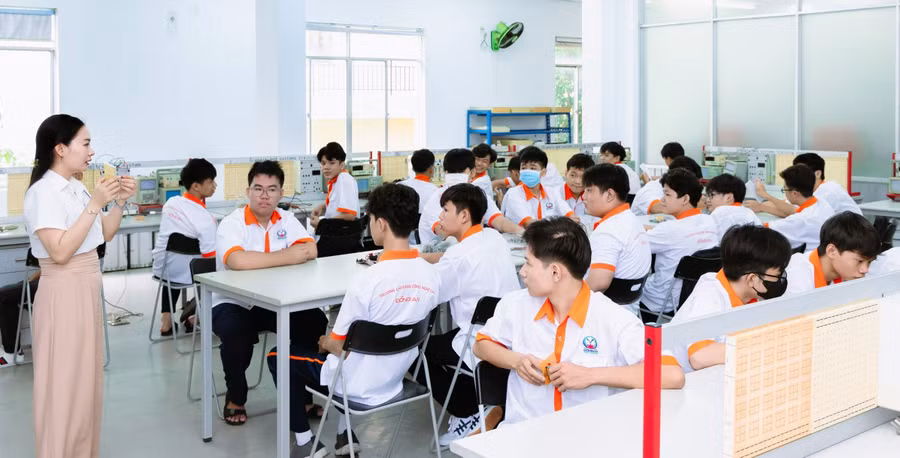 Sinh viên Trường Cao đẳng Công nghệ cao Đồng An trong giờ thực hành. Ảnh: NTCC
