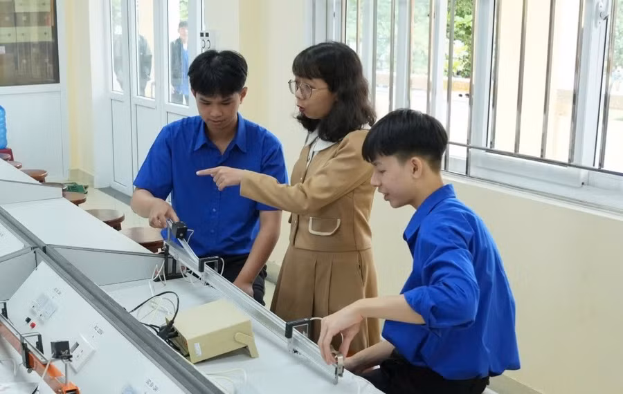 Cô Phạm Nguyễn Trang Ngân hướng dẫn học sinh trong đội tuyển tại Trường THPT A Lưới. Ảnh: NVCC