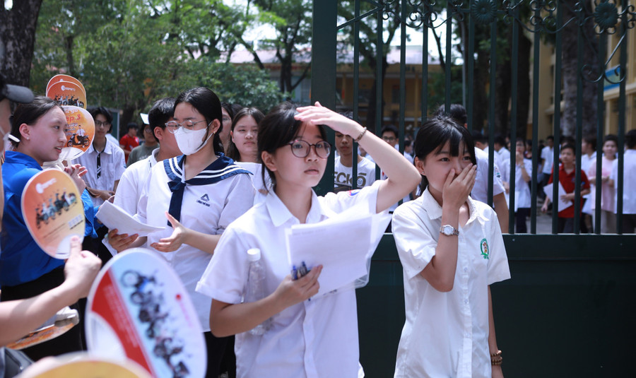 Thí sinh tham dự kỳ thi tuyển sinh vào lớp 10 THPT năm 2025 tại Hà Nội. Ảnh: Đình Tuệ