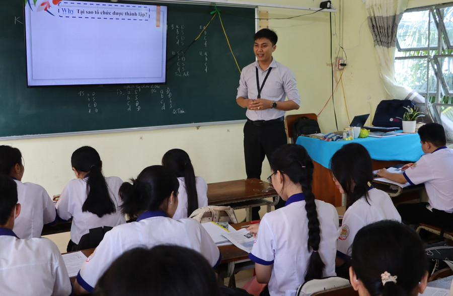 Tiết dạy của thầy Trần Bình Trọng - giáo viên Trường THPT Định Thành (xã Định Thành, Cà Mau). Ảnh: Quách Mến nhieu-bo-sach-giao-khoa-2.jpg
