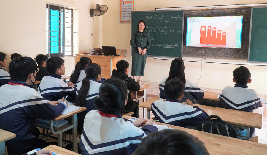 Giờ học môn Khoa học tự nhiên tại Trường THCS Dũng Hợp (xã Tân Kỳ, Nghệ An). Ảnh: Hồ Lài nhieu-bo-sach-giao-khoa-1.jpg