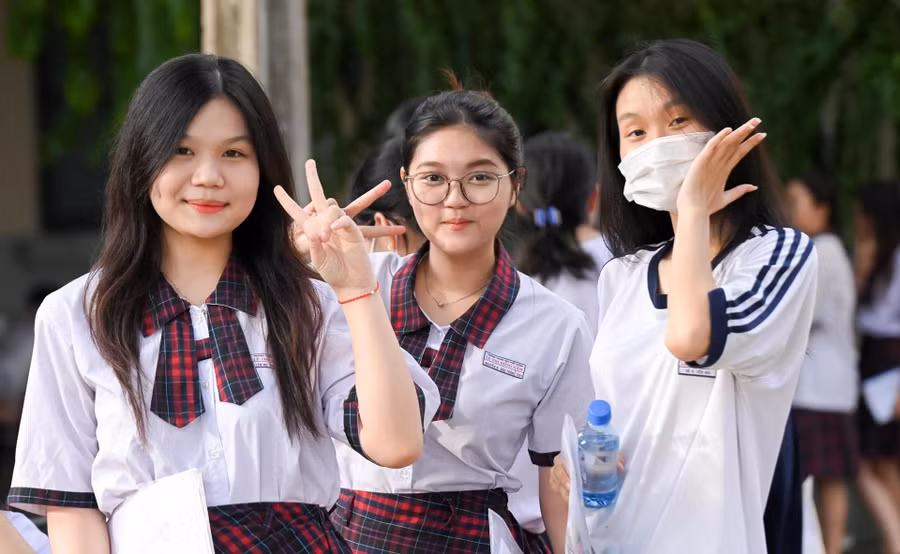 Nét duyên dáng của các nữ sinh tại điểm thi Trường THPT Lê Quý Đôn (TPHCM) Kỳ thi tốt nghiệp THPT năm 2024. Ảnh minh họa: ITN 