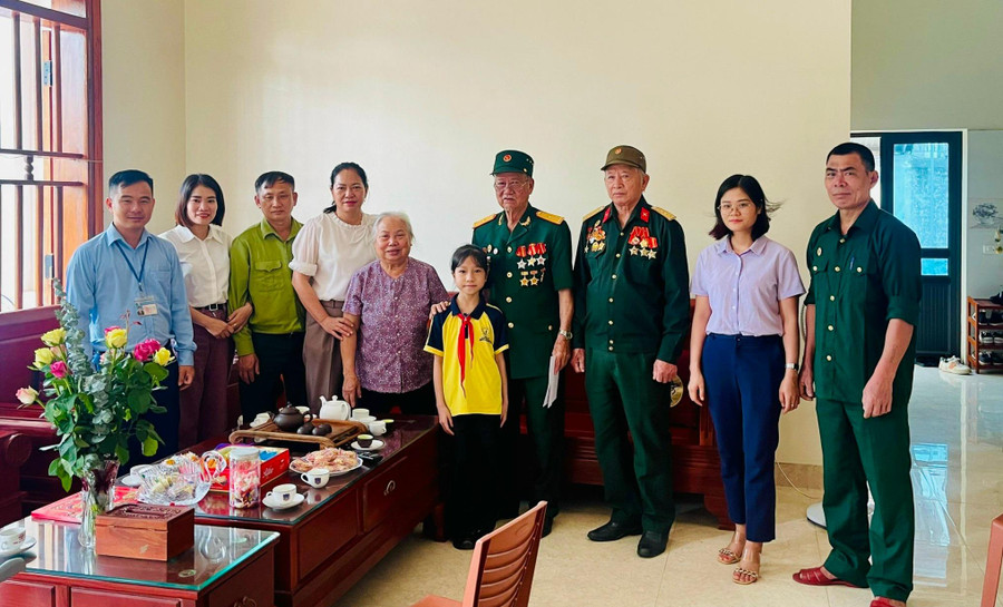 Cô trò Trường Tiểu học Thị trấn Hương Sơn thăm hỏi, tặng quà cựu chiến binh mặt trận Điện Biên Phủ tại nhà. Ảnh: NTCC