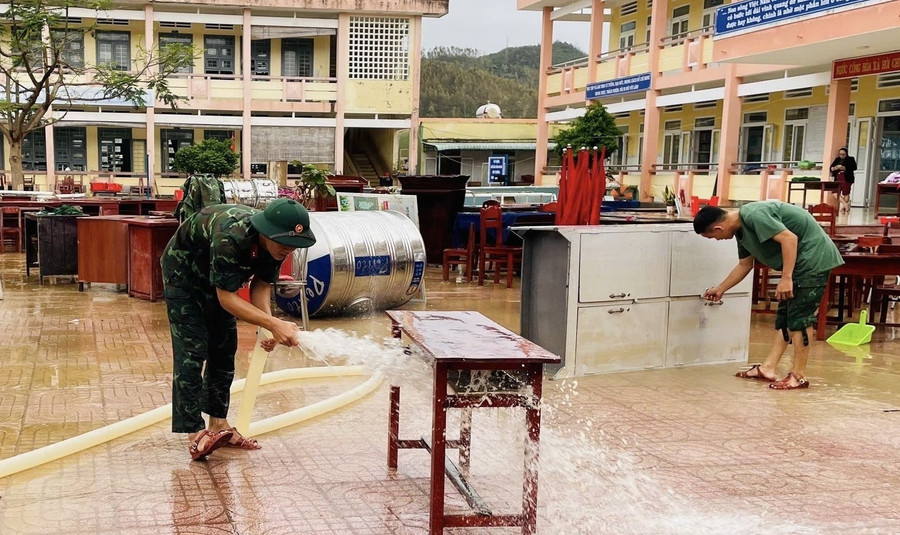 Bộ đội hỗ trợ Trường Tiểu học số 2 Diêu Trì (xã Tuy Phước, Gia Lai) dọn dẹp trường sau lũ. Ảnh: Dung Nguyễn