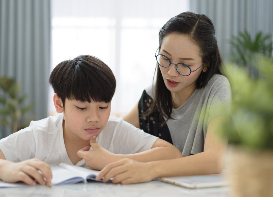 Áp lực điểm số và kỳ vọng thành tích khiến không ít trẻ em bước vào việc học trong trạng thái mệt mỏi kéo dài.