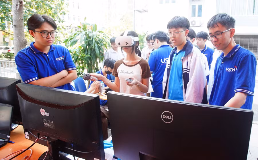 Học sinh trải nghiệm các hoạt động về công nghệ tại Trường Đại học Khoa học và Công nghệ Hà Nội. Ảnh: Dương Triều