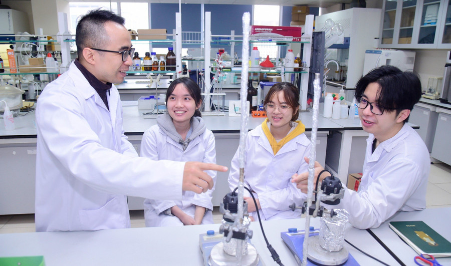 Hoạt động nghiên cứu khoa học tại Trường Đại học Khoa học và Công nghệ Hà Nội. Ảnh: NTCC