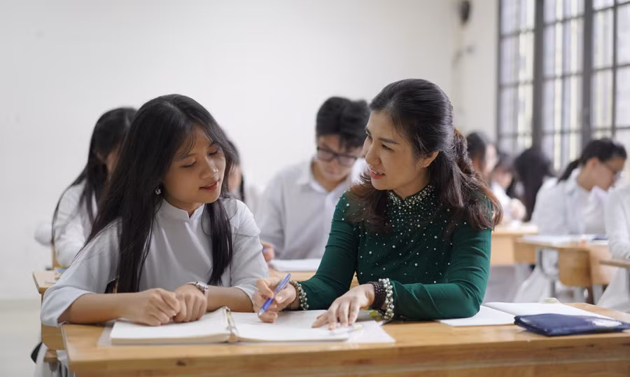 Cô, trò Trường THPT Phan Đình Phùng (Ba Đình, Hà Nội). Ảnh: Xuân Phú