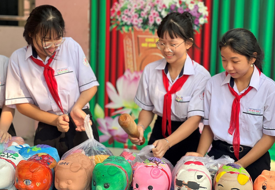 Hội thu heo đất của Trường THCS Lê Quý Đôn (phường Bến Cát). Ảnh: NTCC