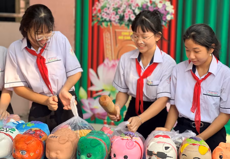 Hội thu heo đất của Trường THCS Lê Quý Đôn (phường Bến Cát). Ảnh: NTCC