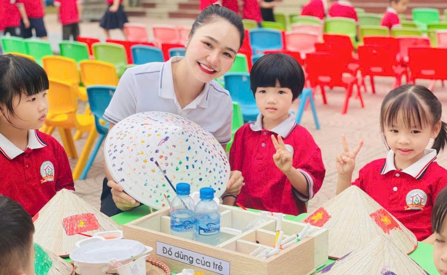 Cô Hạ Thị Trang hướng dẫn cho trẻ hoạt động trên lớp. Ảnh: Đình Tuệ