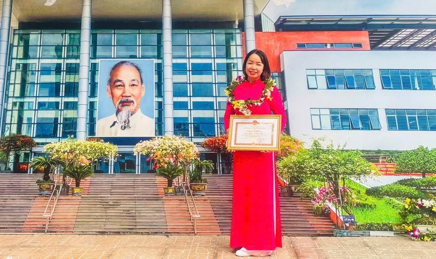 Cô Nguyễn Thị Thúy Hằng nhận giải thưởng “Nhà giáo Hà Nội tâm huyết, sáng tạo” năm 2025. Ảnh: Đình Tuệ khong-gian-sang-tao-trong-lop-hoc-1.jpg