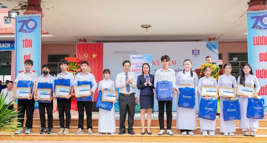Thầy Phan Thành Nhân - Hiệu trưởng Trường THPT Cần Giuộc (Tây Ninh) cùng nhà tài trợ trao học bổng cho học sinh. Ảnh: NTCC doi-chan-chua-tung-dung-lai-1.jpg
