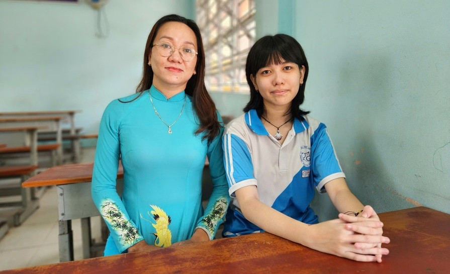 Cô Trần Thị Lan Chinh và Kim Tuyền. Ảnh: Lâm Ngọc