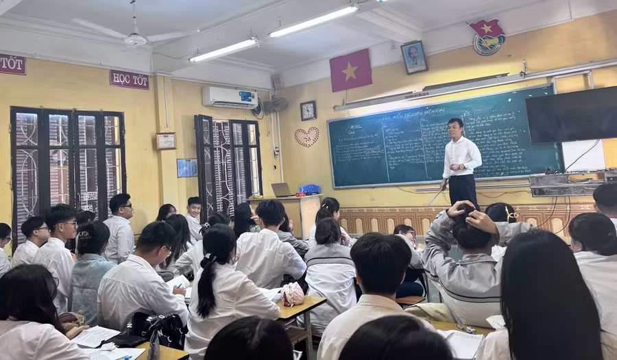 Thầy trò Trường THPT Marie Curie trong giờ học. Ảnh: Linh An