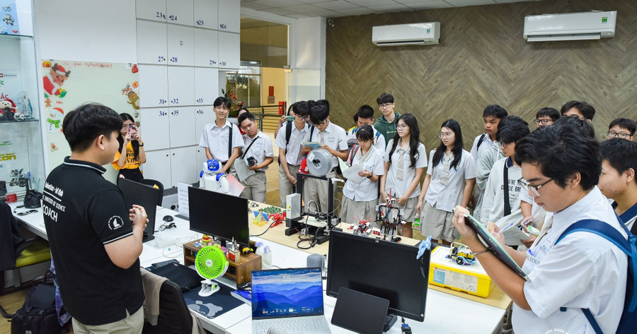 Học sinh THPT trải nghiệm môi trường học tập STEM tại Trường Đại học Khoa học Tự nhiên (Đại học Quốc gia TP Hồ Chí Minh). Ảnh: HCMUS dao-tao-nhan-luc-cho-ky-nguyen-moi-4.jpg