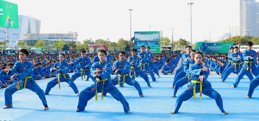 Học sinh TPHCM đồng diễn võ nhạc Vovinam nhằm xác lập kỷ lục kép Việt Nam và thế giới ngày 30/11. Ảnh: MA