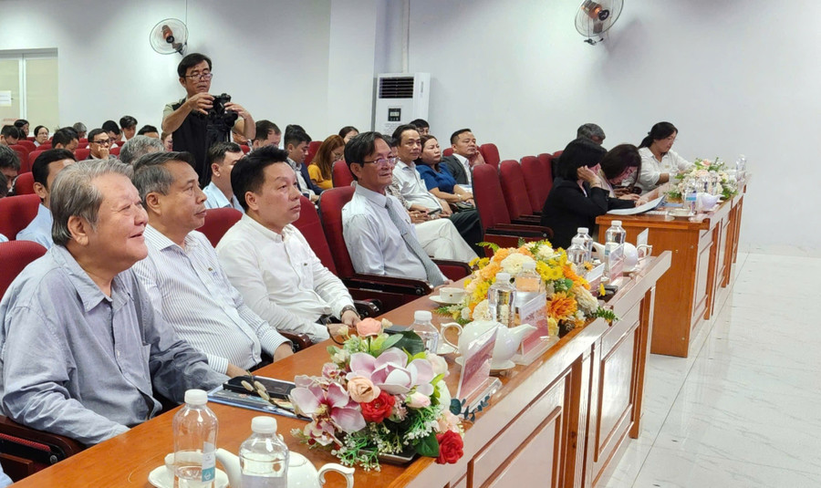 Ông Trần Anh Tuấn (trái) cùng các đại biểu tại hội thảo chuyên sâu với chủ đề “Ứng dụng AI trong giáo dục nghề nghiệp: Từ chính sách đến thực tiễn”. Ảnh: L.N ung-dung-tri-tue-nhan-tao-2.jpg