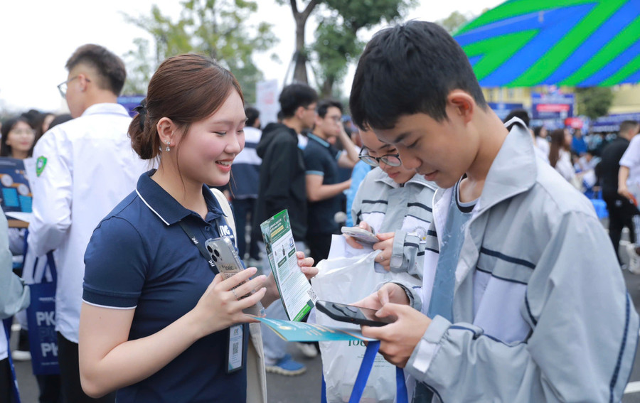 Học sinh tìm hiểu thông tin tại Ngày hội tư vấn tuyển sinh – hướng nghiệp năm 2026. Ảnh minh họa: INT