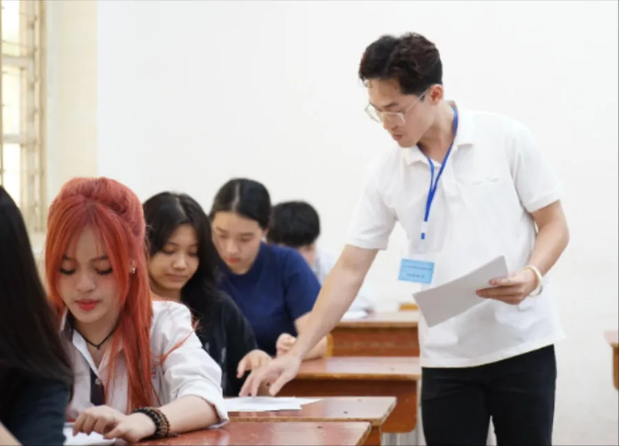 Cán bộ coi thi hướng dẫn thí sinh trong Kỳ thi tốt nghiệp THPT năm 2024. Ảnh: Xuân Phú