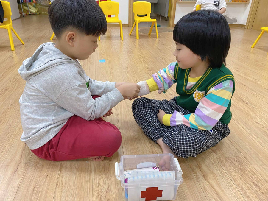 Sơ cứu là kỹ năng thiết thực và quan trọng khi trẻ nhỏ ở nhà một mình. Ảnh minh họa INT. giup-tre-tu-lap-va-an-toan-khi-khong-co-nguoi-lon3.jpg