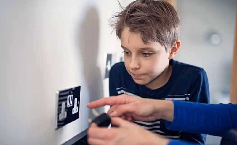 Dạy trẻ kỹ năng sử dụng điện an toàn khi ở nhà một mình là mối quan tâm hàng đầu của phụ huynh. Ảnh minh họa INT.