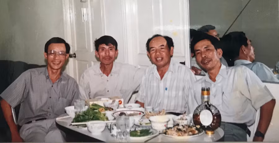 Thầy Đoàn Minh Tân (ngồi thứ hai từ phải qua) cùng trò Dinh, Khương và tôi (Chụp tại nhà tôi ở TPHCM ngày 30/4/1989). Ảnh: NVCC