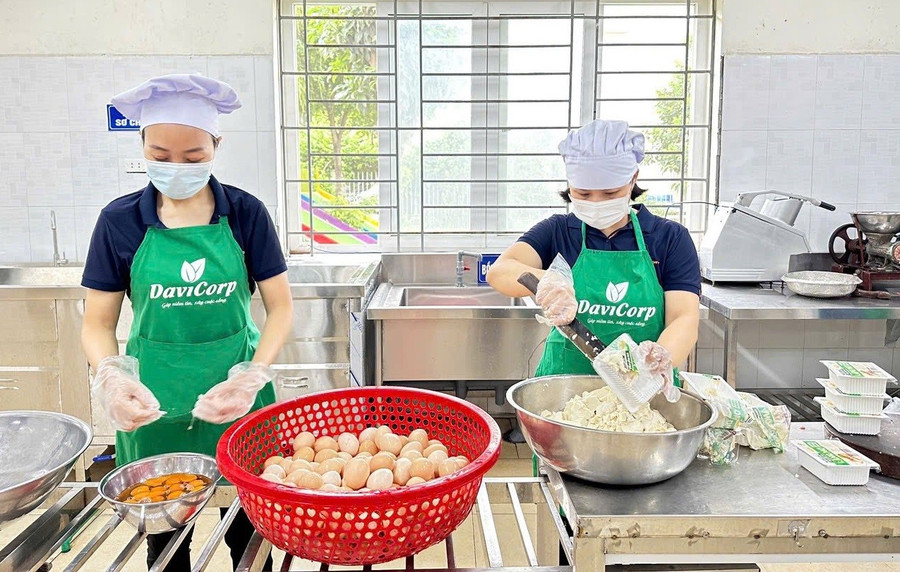 Ngo Thi Nham Anaokulu'ndaki (Ha Dong, Hanoi) kreş personeli, yatılı çocuklara yemek hazırlıyor. Fotoğraf: Dinh Tue an-toan-ban-tru-cho-hoc-sinh-3.jpg