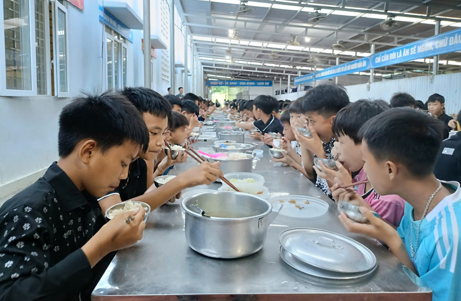 Huoi Luong Etnik Yatılı Ortaokulu (Phong Tho komünü, Lai Chau) öğrencileri için öğle yemeği vakti. Fotoğraf: Ha Thuan an-toan-ban-tru-cho-hoc-sinh-1.jpg