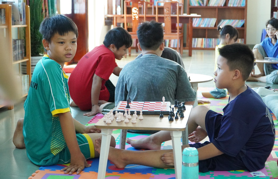 Các em nhỏ tìm đến thư viện để giải trí với bộ môn cờ vua. giac-mo-tri-thuc-tu-long-dan-1.jpg