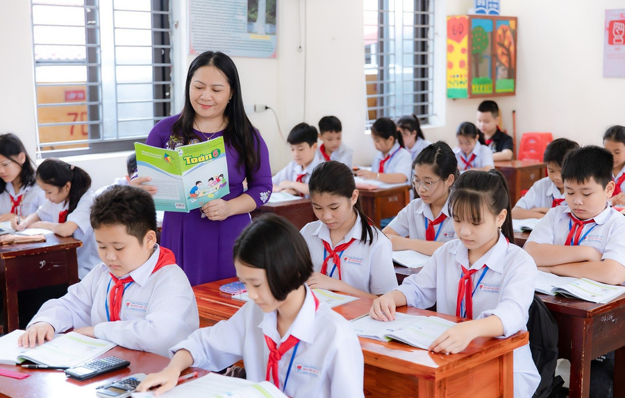 Cô trò Trường THCS Bạc Liêu – Ninh Bình (Cà Mau). Ảnh minh họa: INT