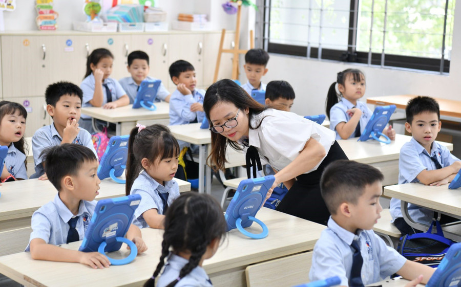 Lớp học thông minh giúp giáo viên giảm thời gian chuẩn bị bài giảng, đồng thời, tăng thời gian hỗ trợ học sinh. Ảnh minh họa: INT