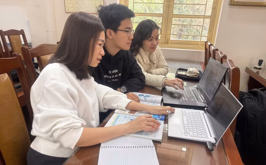 Giáo viên tổ Tự nhiên 2, Trường THCS Đống Đa (Hà Nội) khai thác học liệu số phục vụ cho giảng dạy. Ảnh: NTCC