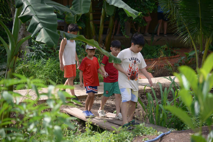 Phụ huynh nên tìm hiểu kỹ lưỡng về chương trình trại hè trước khi đăng ký cho con. Ảnh: INT. trang-bi-ki-nang-tham-gia-trai-he-1.jpg