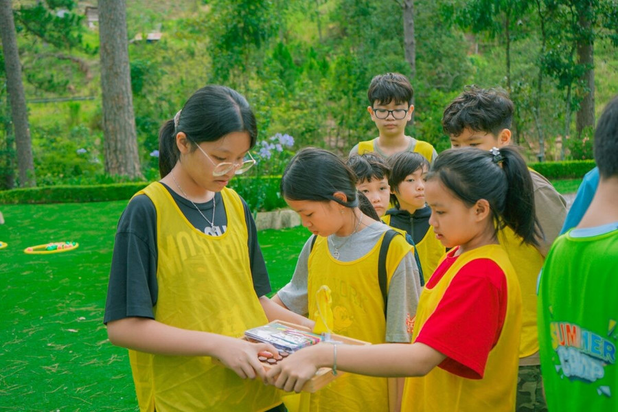 Tham gia trại hè cho trẻ em giúp con phát triển những kỹ năng xã hội. Ảnh: THT.