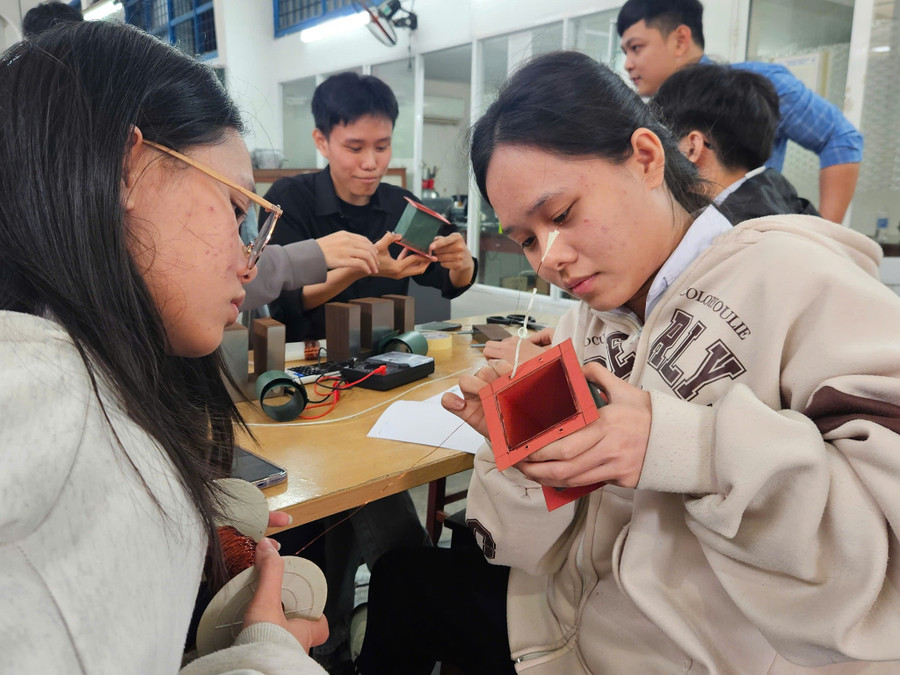 Học sinh Trường THPT Nguyễn Văn Thoại (Hòa Xuân, Đà Nẵng) trong một tiết học STEM. Ảnh: NTCC cu-hich-doi-moi-phuong-phap-day-hoc-va-danh-gia-2.jpg