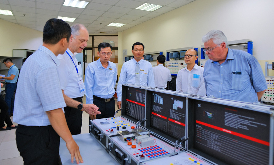 Một tổ chức kiểm định quốc tế làm việc tại Trường Đại học Tôn Đức Thắng. Ảnh: TDTU