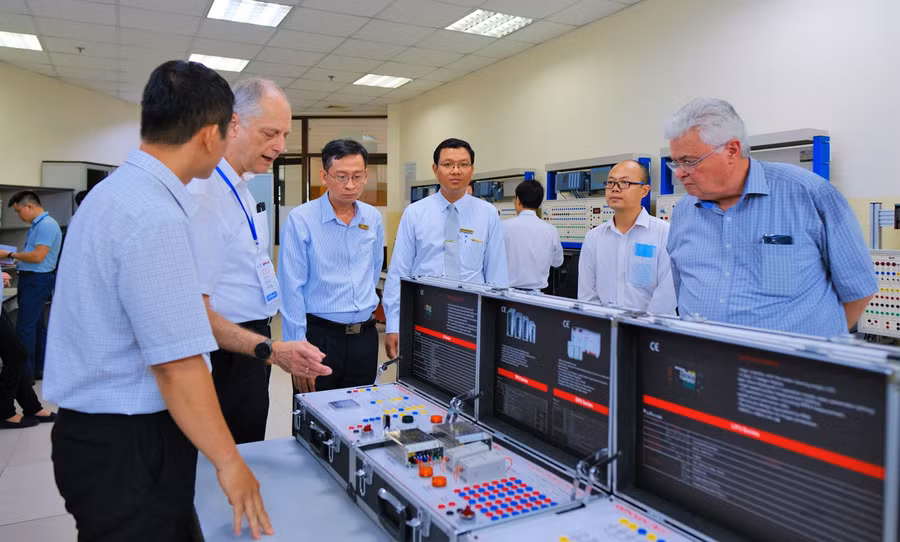 Một tổ chức kiểm định quốc tế làm việc tại Trường Đại học Tôn Đức Thắng. Ảnh: TDTU