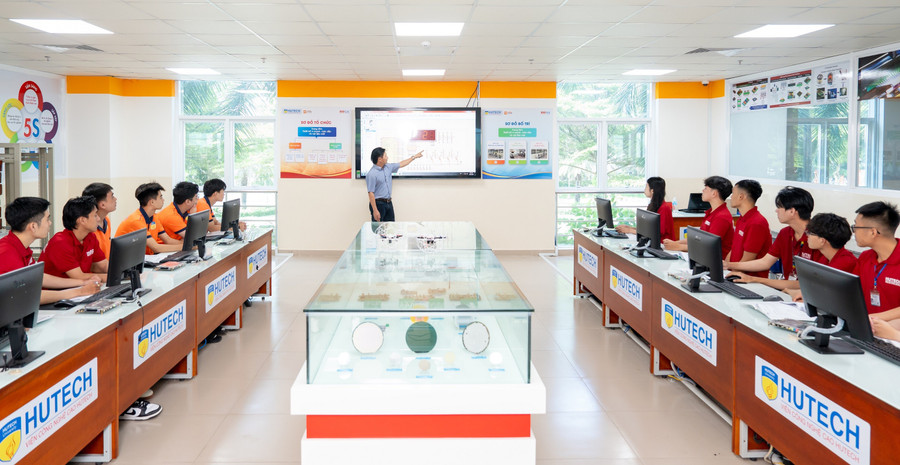 Sinh viên Trường Đại học Công nghệ TPHCM trong một tiết học. Ảnh: HUTECH tu-chon-kiem-dinh-can-giam-sat-chat-1.jpg