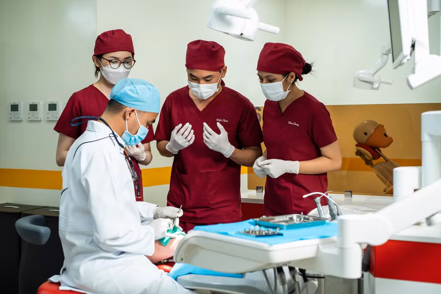 Sinh viên trong phòng thực hành Răng Hàm Mặt, Trường Đại học Văn Lang. Ảnh: VLU