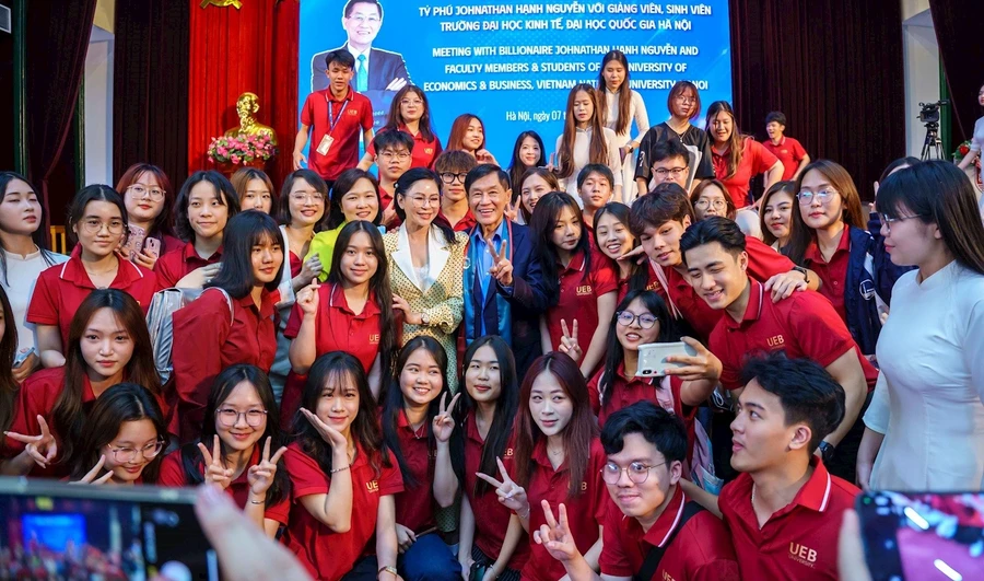 Tỷ phú Johnathan Hạnh Nguyễn truyền cảm hứng tới sinh viên Trường Đại học Kinh tế (Đại học Quốc gia Hà Nội). Ảnh: UEB